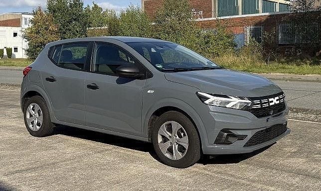 Grau Gebraucht 2024 Dacia Sandero Essentiel Kleinwagen | 12.999 € (Superpreis) - Bild 1/4