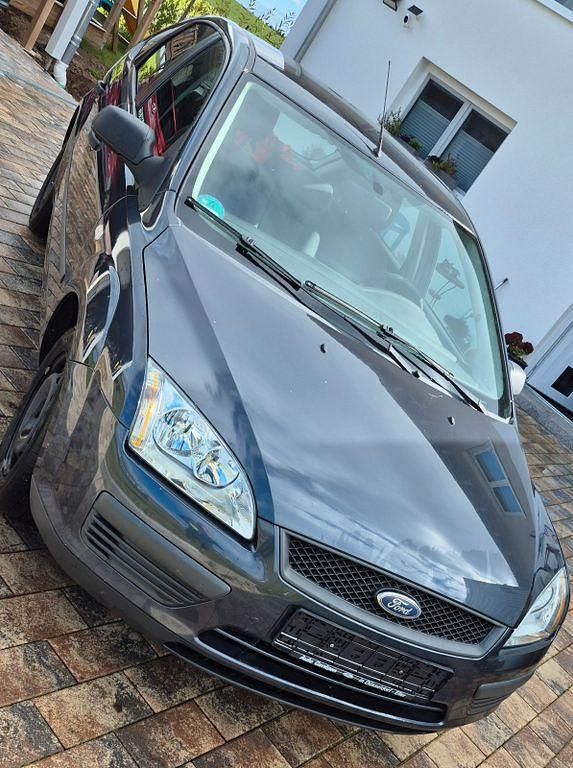 Grau Gebraucht 2006 Ford Focus Trend Limousine | 800 € (Superpreis) - Bild 1/4