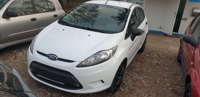 Gebraucht Ford Fiesta Ambiente 60 PS (44 kW) 2009 Weiß Kleinwagen