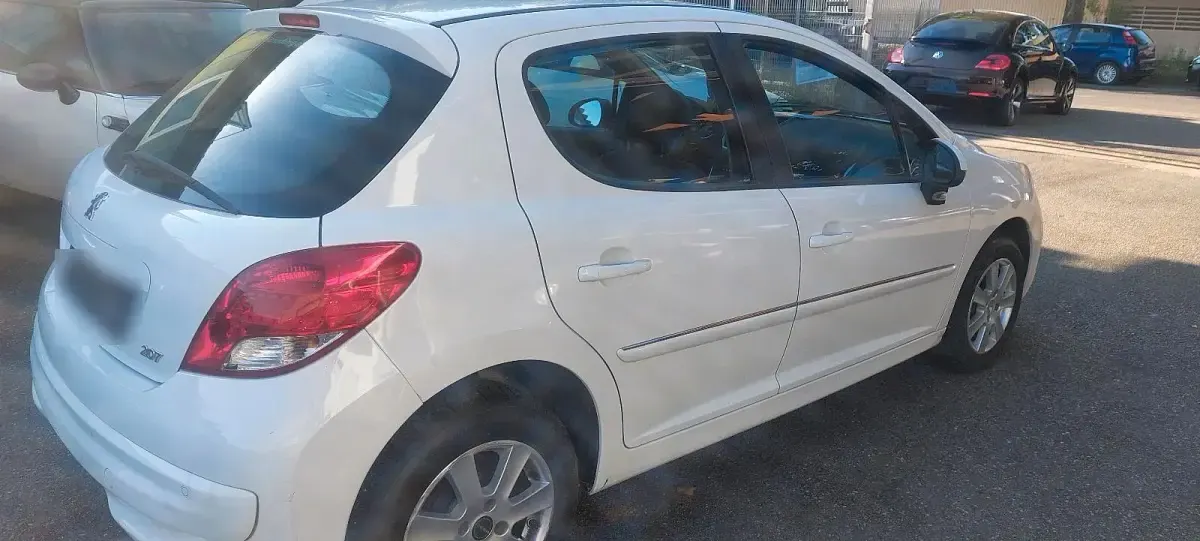 Gebraucht Peugeot 207 95 PS (69 kW) 2011 Weiß Kleinwagen