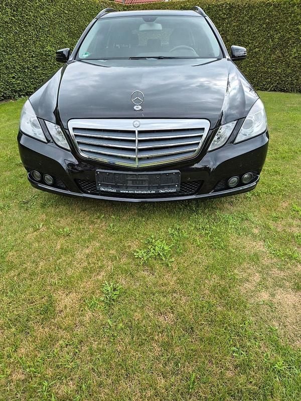 Schwarz Gebraucht 2010 Mercedes E200 Kombi | 9.200 € (Guter Preis) - Bild 1/4
