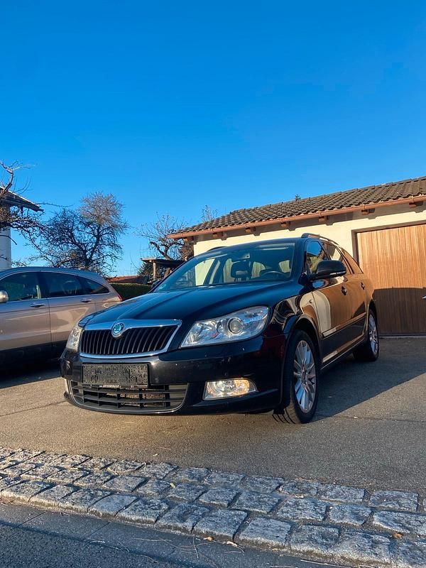 Schwarz Gebraucht 2011 Skoda Octavia LAURIN & KLEMENT Kombi | 5.750 € (Superpreis) - Bild 1/4