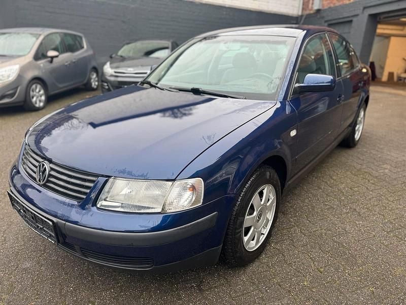Blau Gebraucht 2000 VW Passat Limousine | 2.299 € (Etwas zu teuer) - Bild 1/4