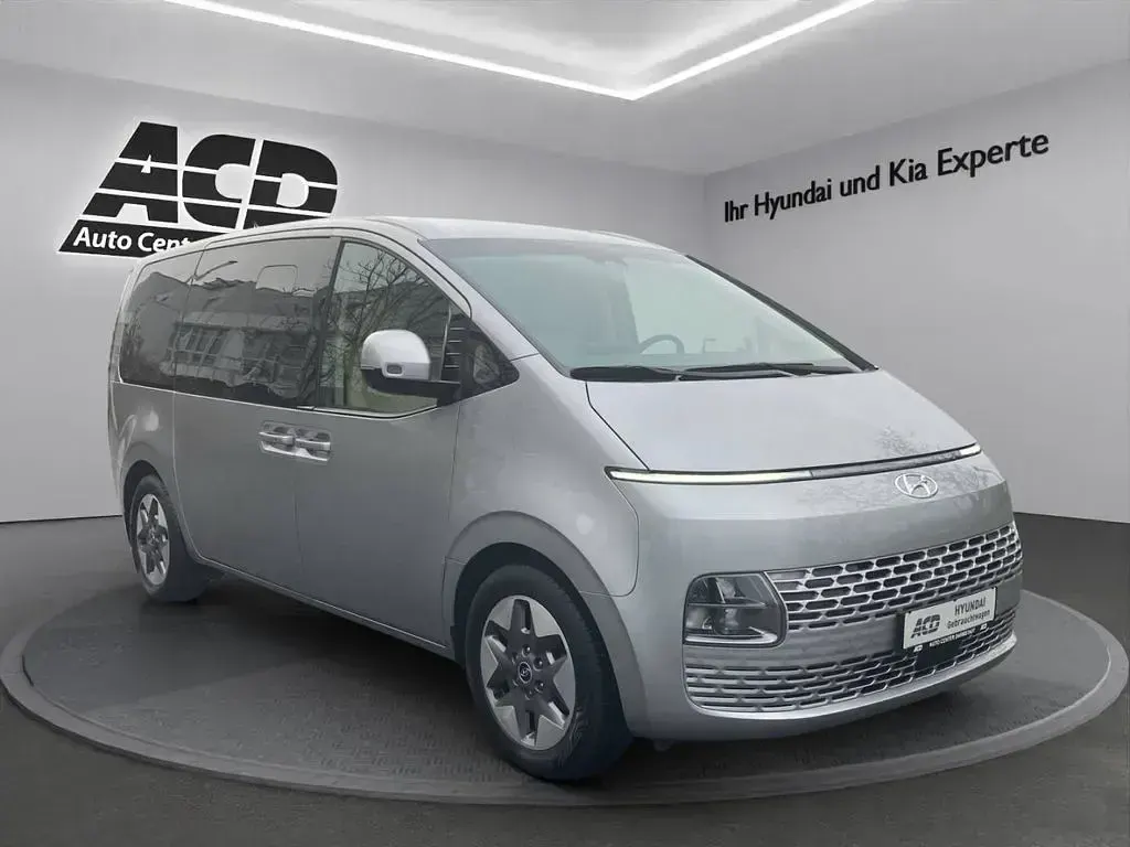 Gebraucht Hyundai Staria Prime 177 PS (130 kW) 2023 Shimmering silver (metallic) Van / Kleinbus