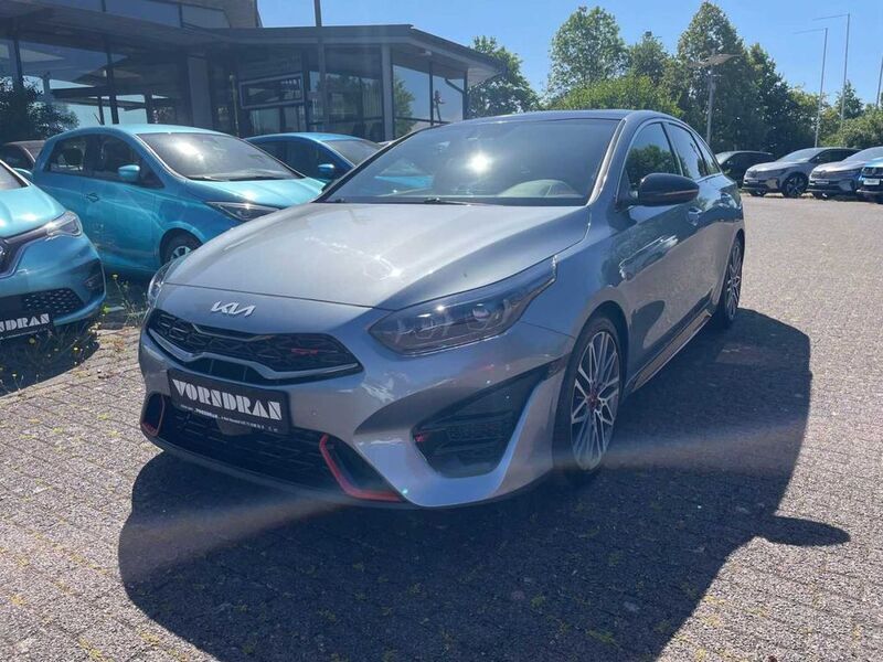 Silber ((css) lunarsilber met.) (metallic) Gebraucht 2022 Kia ProCeed Kleinwagen | 30.590 € (Etwas zu teuer) - Bild 1/4