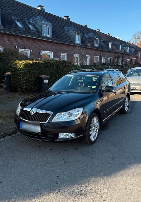 Schwarz Gebraucht 2009 Skoda Octavia Kombi | 5.000 € (Etwas zu teuer) - Bild 1/4