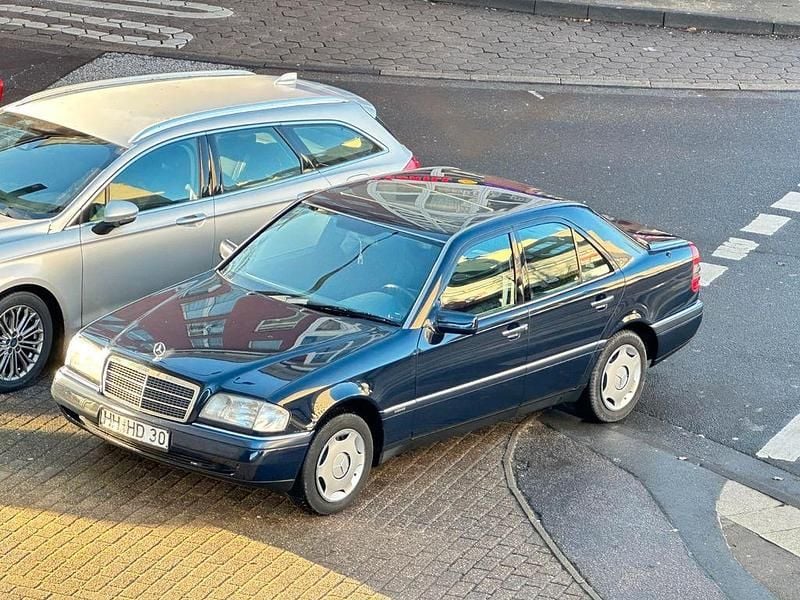 Blau Gebraucht 1993 Mercedes C180 Elegance Limousine | 3.850 € - Bild 1/4