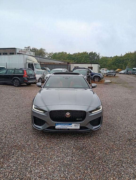 Grau Gebraucht 2020 Jaguar XE R-Dynamic Limousine | 24.969 € (Fairer Preis) - Bild 1/4