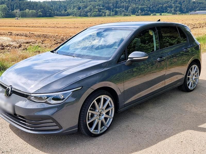 Grau Gebraucht 2022 VW Golf VIII Kleinwagen | 22.750 € (Fairer Preis) - Bild 1/4