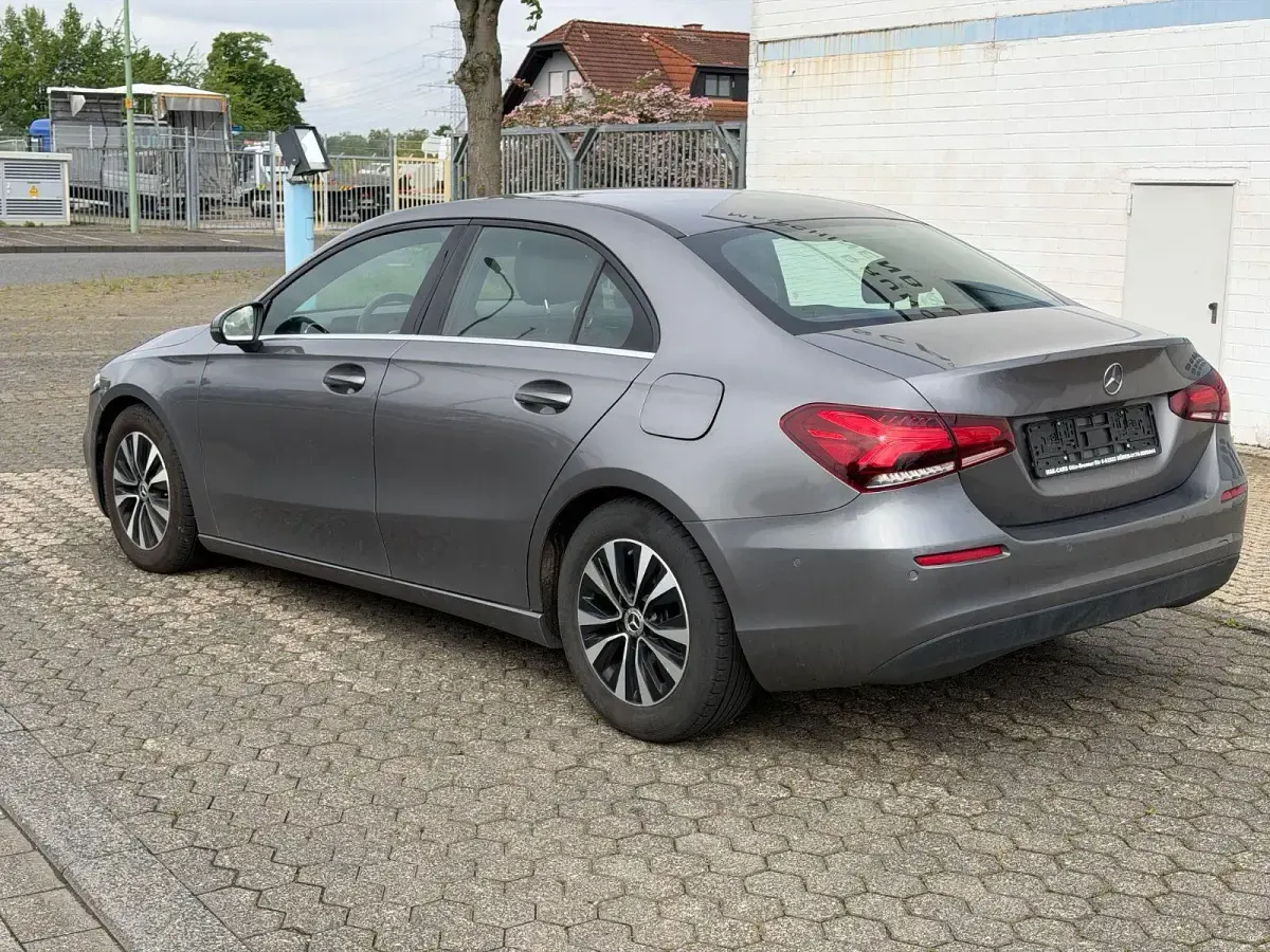 Gebraucht Mercedes A180 136 PS (100 kW) 2023 Grau Limousine