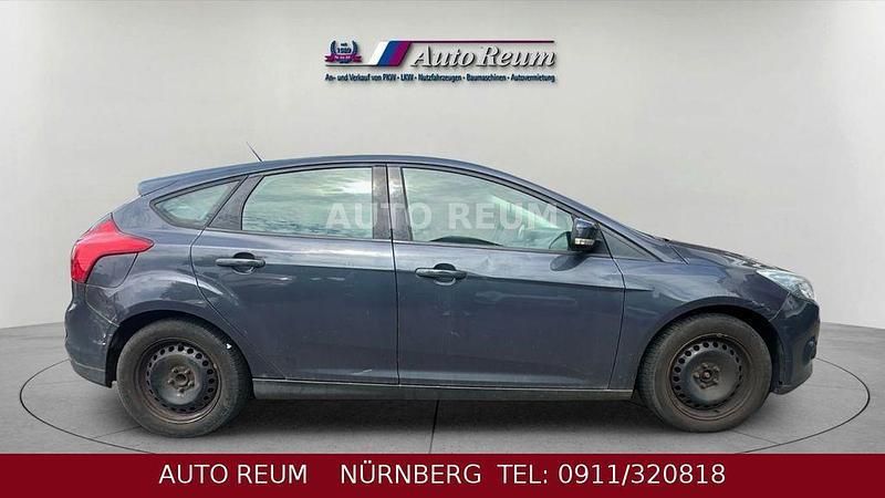 Gebraucht Ford Focus Trend 125 PS (91 kW) 2013 Grau Limousine
