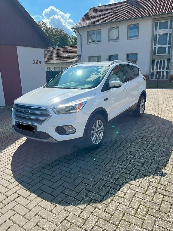 Weiß Gebraucht 2016 Ford Kuga Trend SUV | 8.900 € (Superpreis) - Bild 1/4