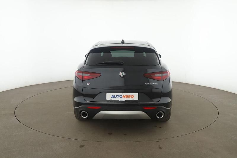 Gebraucht Alfa Romeo Stelvio Super 209 PS (153 kW) 2017 Schwarz SUV