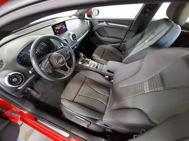 Gebraucht Audi A3 Sport 116 PS (85 kW) 2018 Tangorot metallic Limousine
