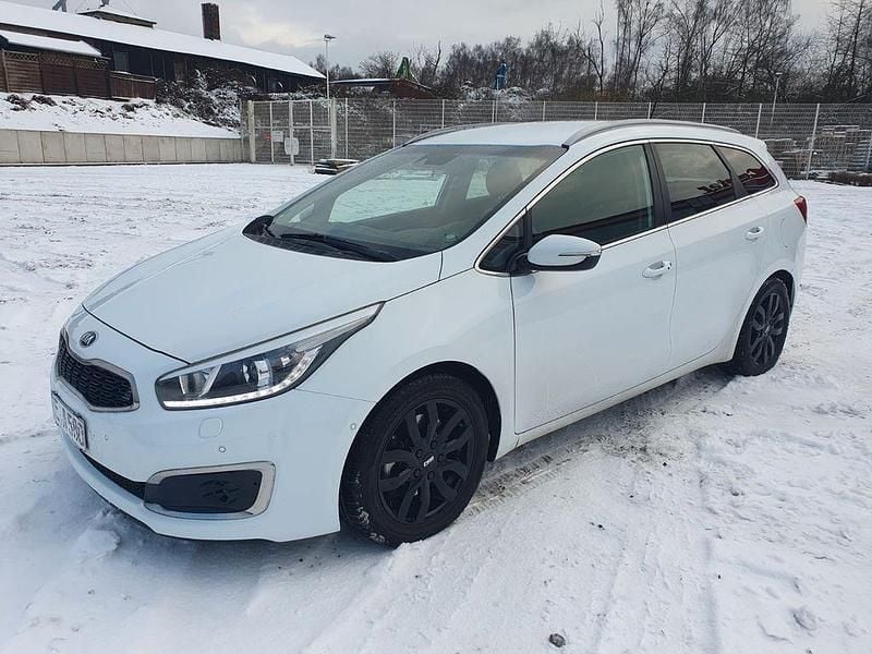 Weiß Gebraucht 2016 Kia Ceed Platinum Edition Kleinwagen | 7.499 € (Superpreis) - Bild 1/4