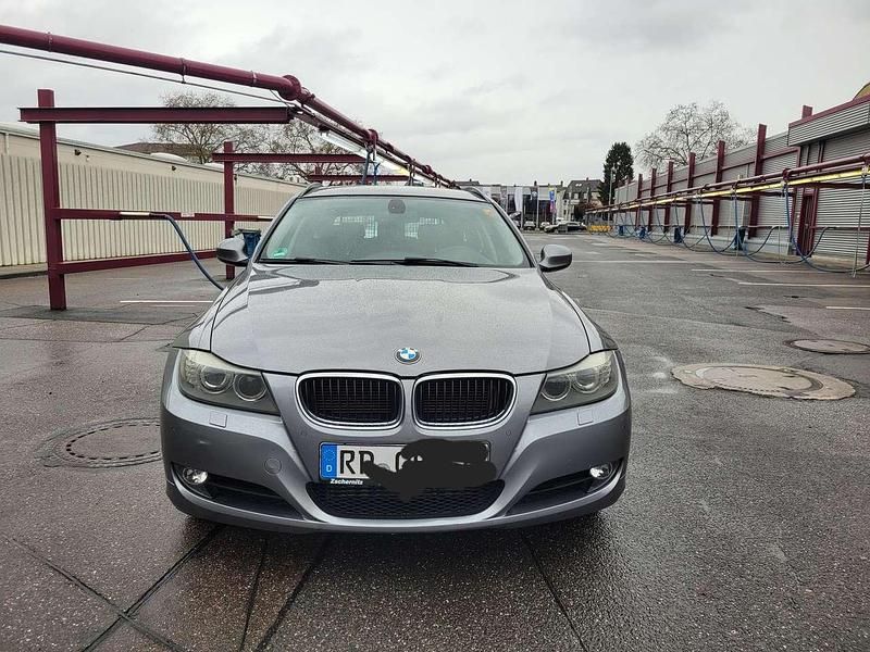 Gebraucht BMW 318 143 PS (105 kW) 2011 Spacegrau metallic Kombi