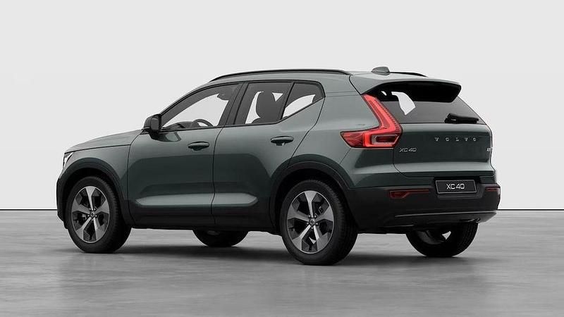 Neu Volvo XC40 Plus 163 PS (119 kW) 2026 Grün SUV