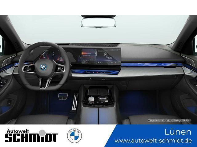 Gebraucht BMW 550e M Sport 489 PS (359 kW) 2024 M carbonschwarz metallic