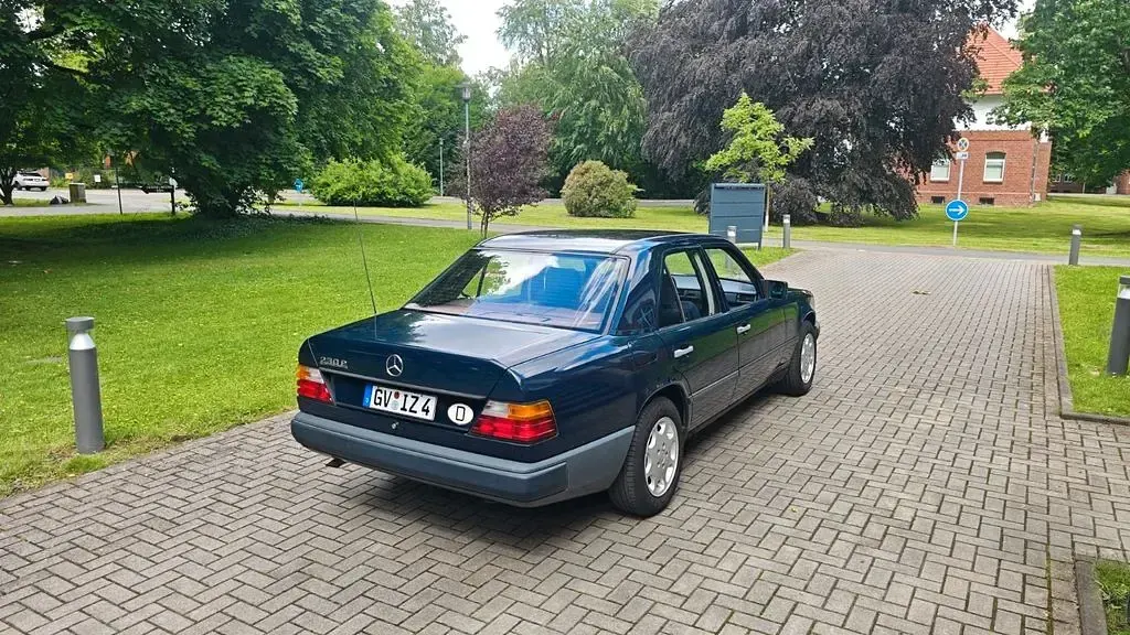 Gebraucht Mercedes E230 132 PS (97 kW) 1989 Blau Limousine