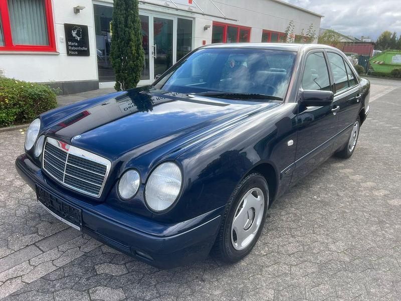 Gebraucht Mercedes E220 Elegance 95 PS (69 kW) 1997 Blau Limousine