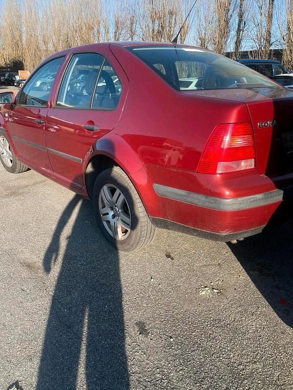 Usado VW Bora 101 HP (74 kW) 2000 Vermelho Sedan