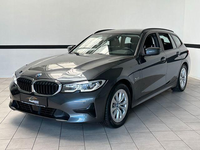 Grau Gebraucht 2022 BMW 320e Sport Line Kombi | 26.890 € (Fairer Preis) - Bild 1/4