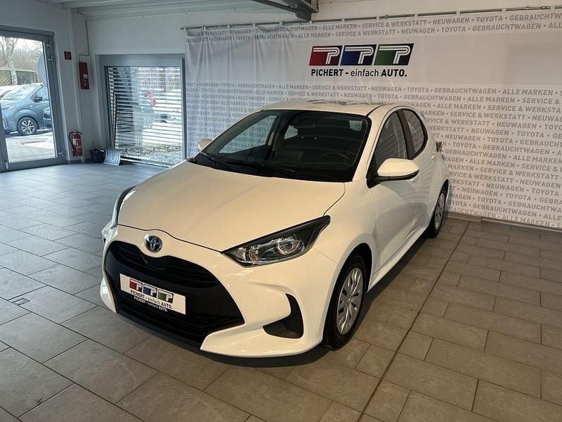 Schneeweiß Gebraucht 2022 Toyota Yaris Hybrid Basis Limousine | 15.990 € (Superpreis) - Bild 1/4