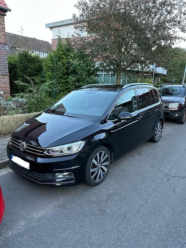 Schwarz Gebraucht 2016 VW Touran Highline Van / Kleinbus | 17.990 € (Teuer) - Bild 1/4