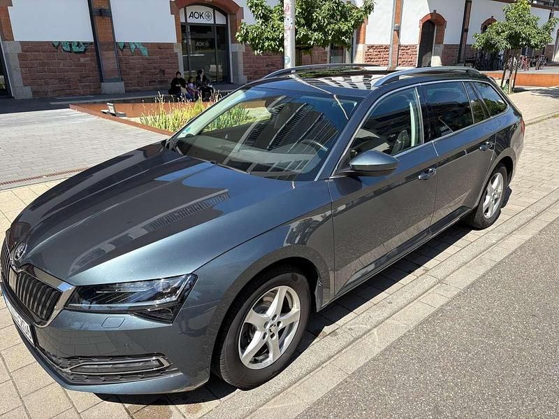 Grau Gebraucht 2020 Skoda Superb Style Kombi | 25.450 € (Fairer Preis) - Bild 1/4
