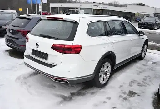 Używany VW Passat Alltrack 200 KM (147 kW) 2022 Biały Kombi
