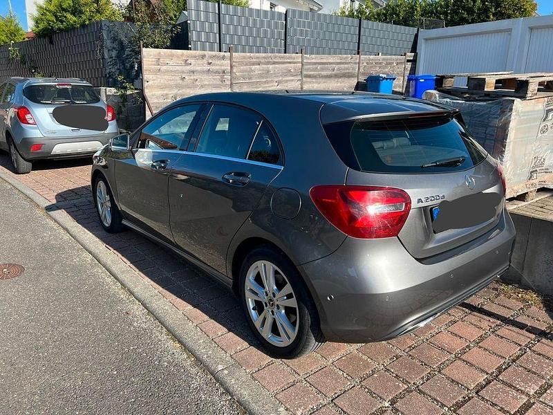 Grau Gebraucht 2018 Mercedes A200 Limousine | 21.000 € (Fairer Preis) - Bild 1/4