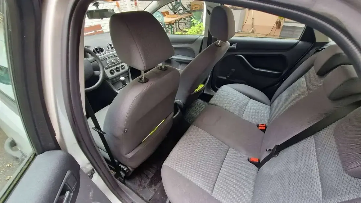 Gebraucht Ford Focus Ghia 101 PS (74 kW) 2006 Silber Limousine