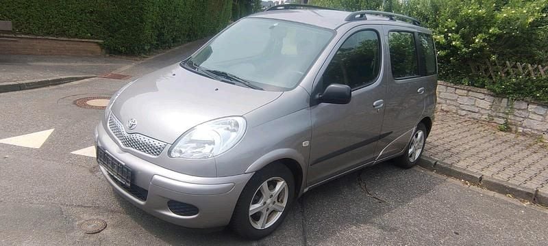 Silber Gebraucht 2005 Toyota Yaris Kombi | 2.880 € (Fairer Preis) - Bild 1/4