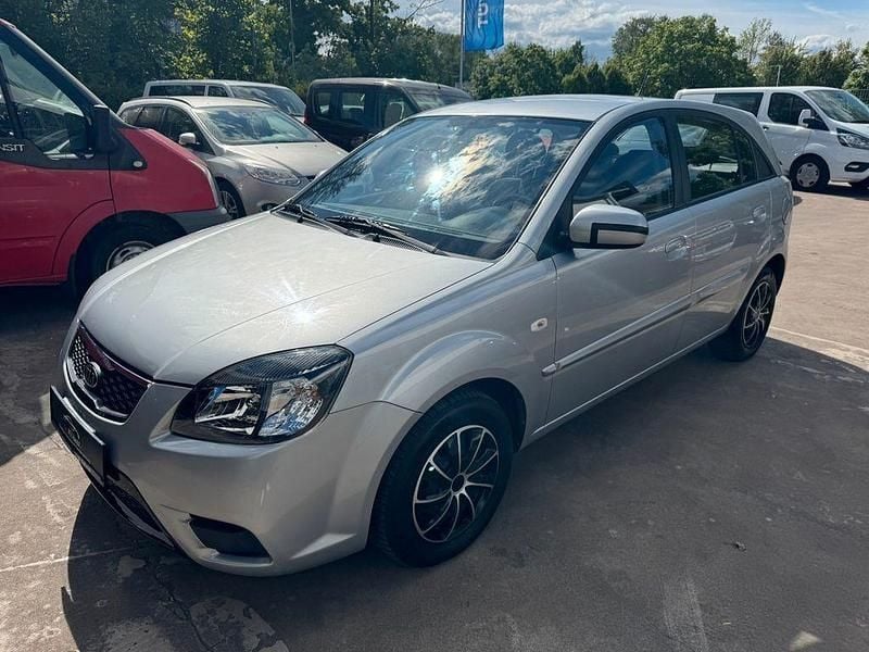 Silber Gebraucht 2010 Kia Rio Vision Limousine | 2.900 € (Fairer Preis) - Bild 1/4