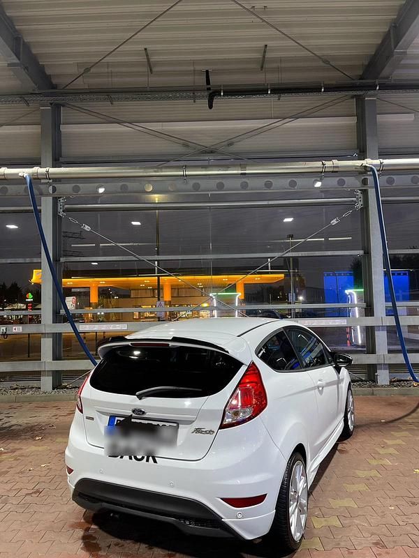 Gebraucht Ford Fiesta 95 PS (69 kW) 2013 Weiß Kleinwagen