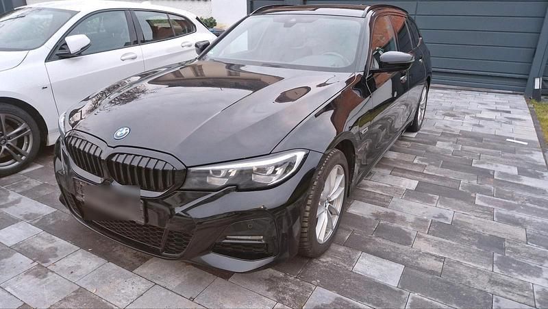 Schwarz Gebraucht 2021 BMW 320e M Sport Kombi | 22.400 € (Superpreis) - Bild 1/4