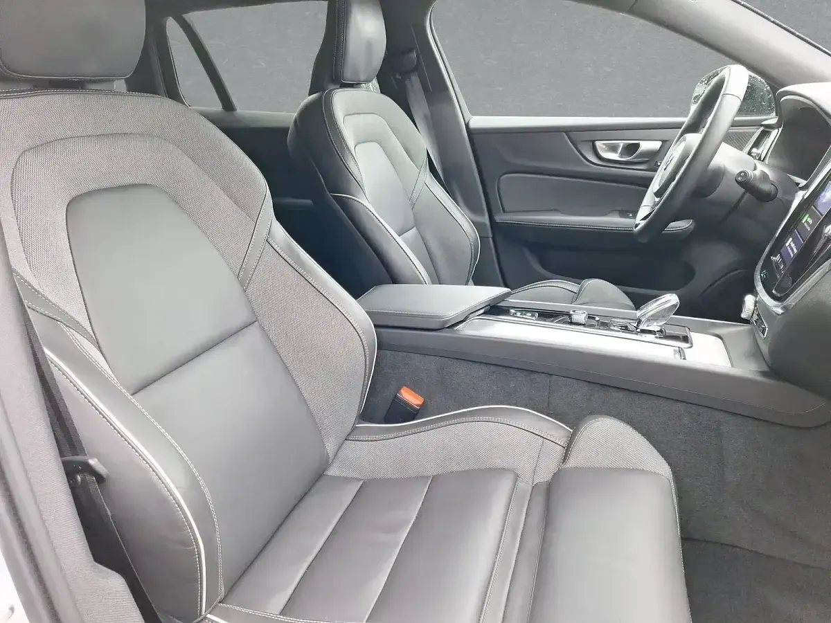 Gebraucht Volvo V60 Plus 197 PS (144 kW) 2025 Weiß Kombi
