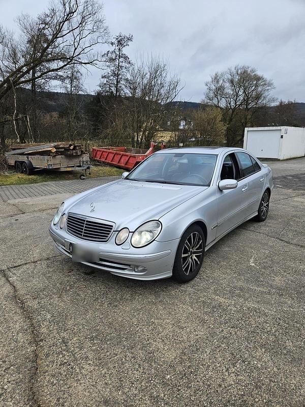 Gebraucht Mercedes E270 Avantgarde 177 PS (130 kW) 2002 Silber Limousine