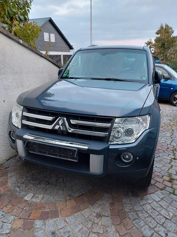 Grau Gebraucht 2009 Mitsubishi Pajero Top SUV | 18.555 € (Fairer Preis) - Bild 1/2