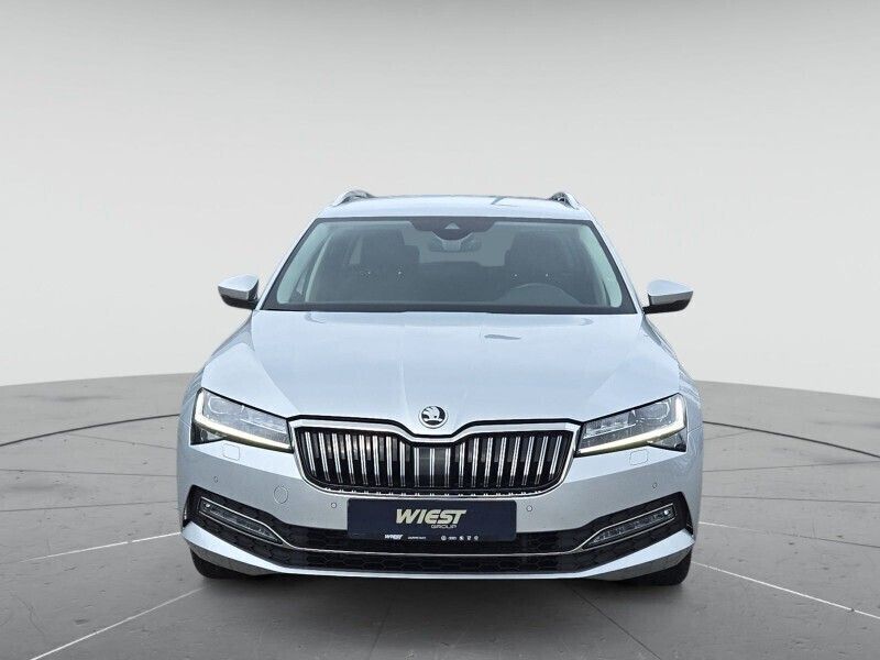 Brillantsilber metallic Gebraucht 2022 Skoda Superb Style Kombi | 26.880 € (Guter Preis) - Bild 1/4