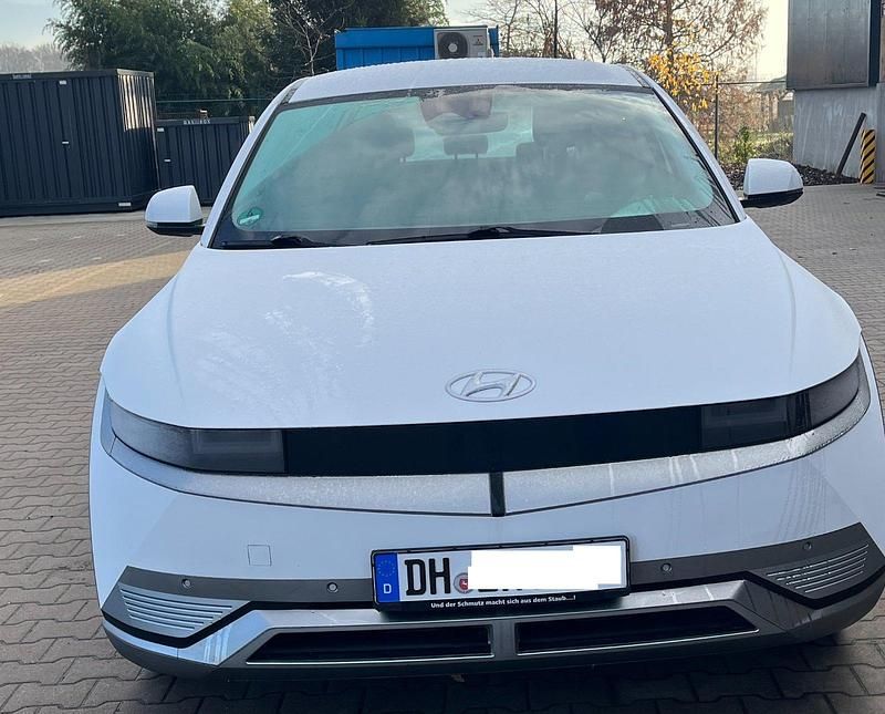 Weiß Gebraucht 2022 Hyundai Ioniq Dynamiq Kleinwagen | 23.800 € (Guter Preis) - Bild 1/4
