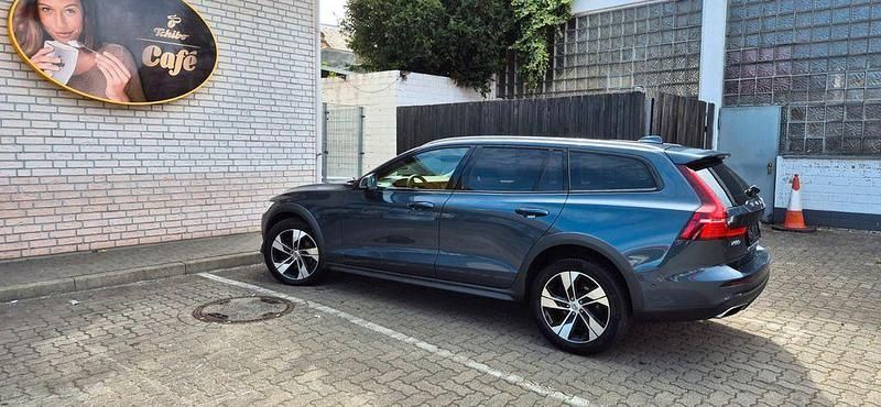 Blau Gebraucht 2022 Volvo V60 CC Pro Kombi | 28.950 € (Fairer Preis) - Bild 1/4