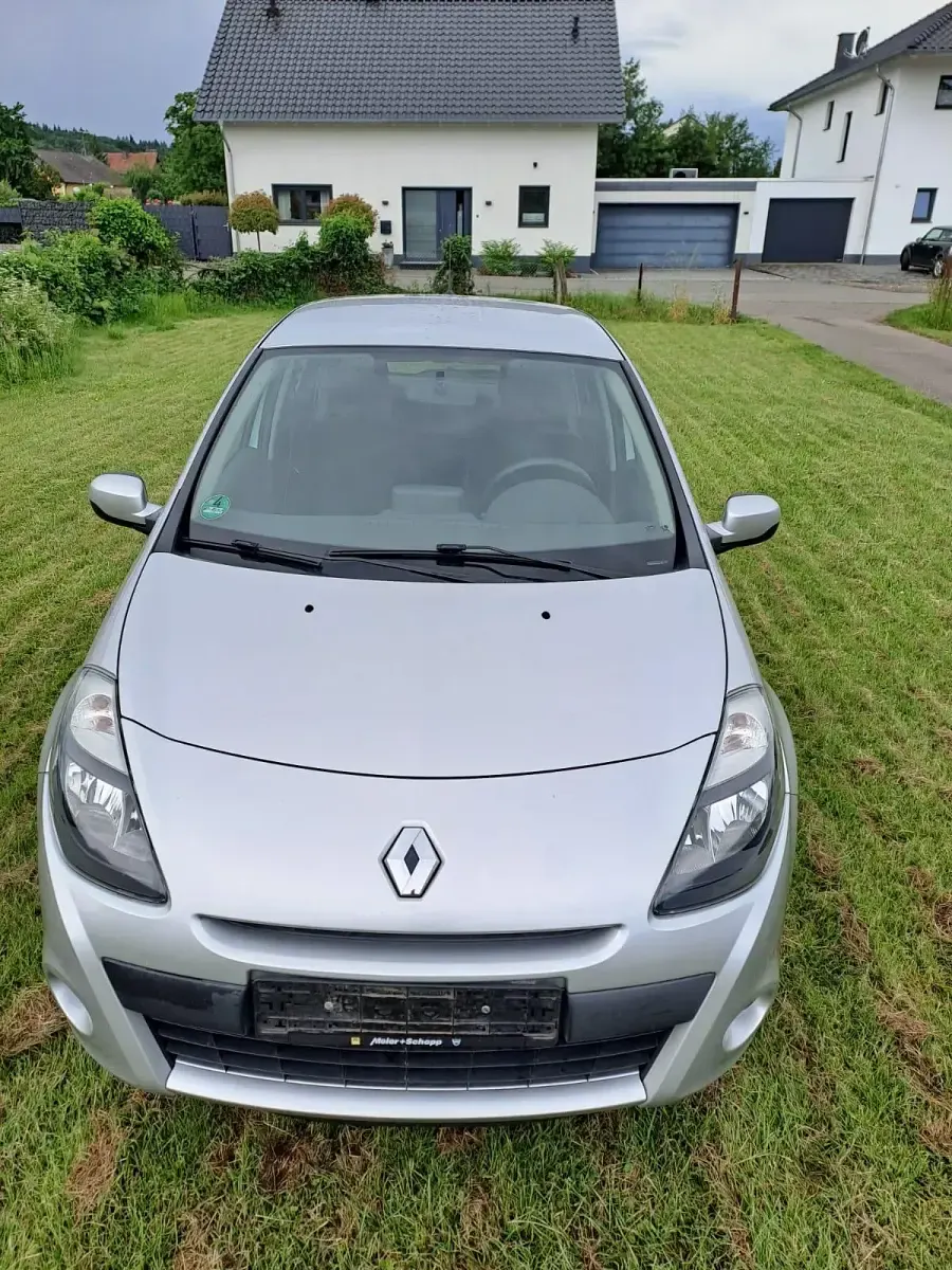 Gebraucht Renault Clio III 103 PS (75 kW) 2012 Silber Kleinwagen