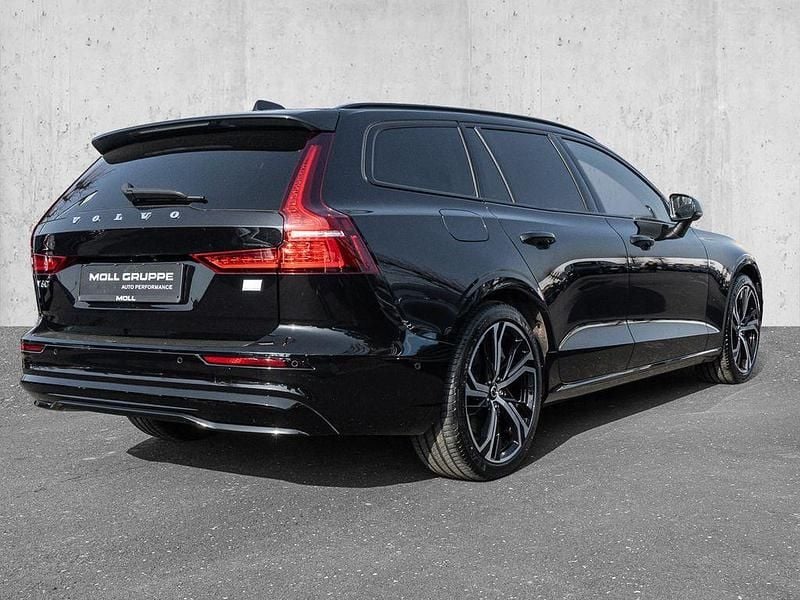 Gebraucht Volvo V60 Plus 349 PS (256 kW) 2022 Onyx black / metallic Kombi