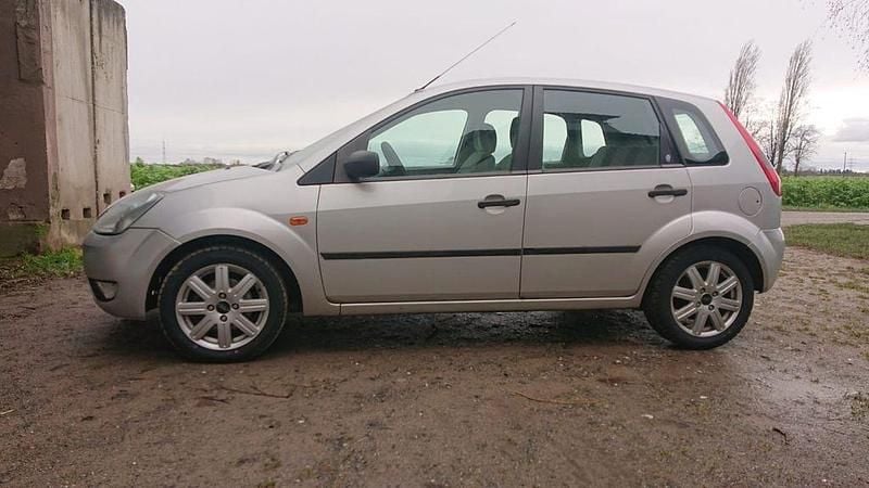 Gebraucht Ford Fiesta 69 PS (50 kW) 2002 Silber Limousine
