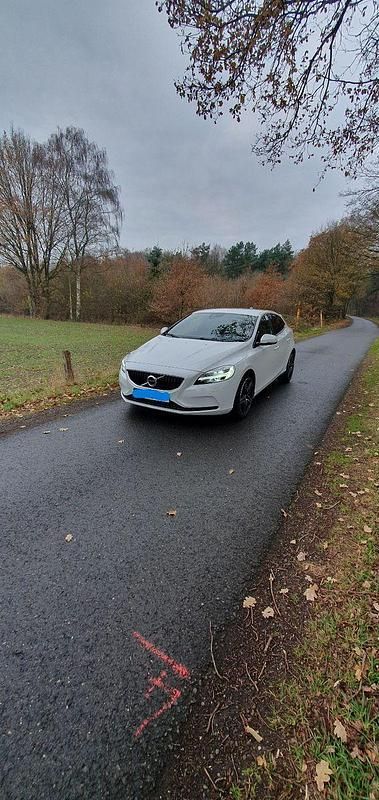 Gebraucht Volvo V40 Momentum 152 PS (111 kW) 2018 Weiß Limousine