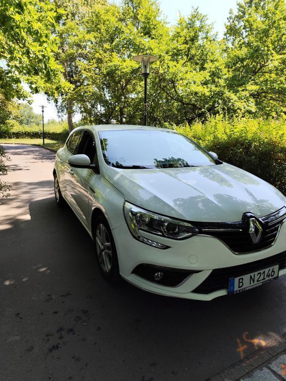 Weiß Gebraucht 2017 Renault Mégane IV Play Limousine | 8.900 € (Fairer Preis) - Bild 1/4