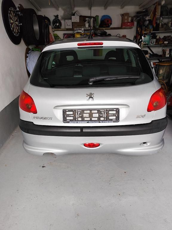 Gebraucht Peugeot 206 75 PS (55 kW) 2007 Silber Limousine