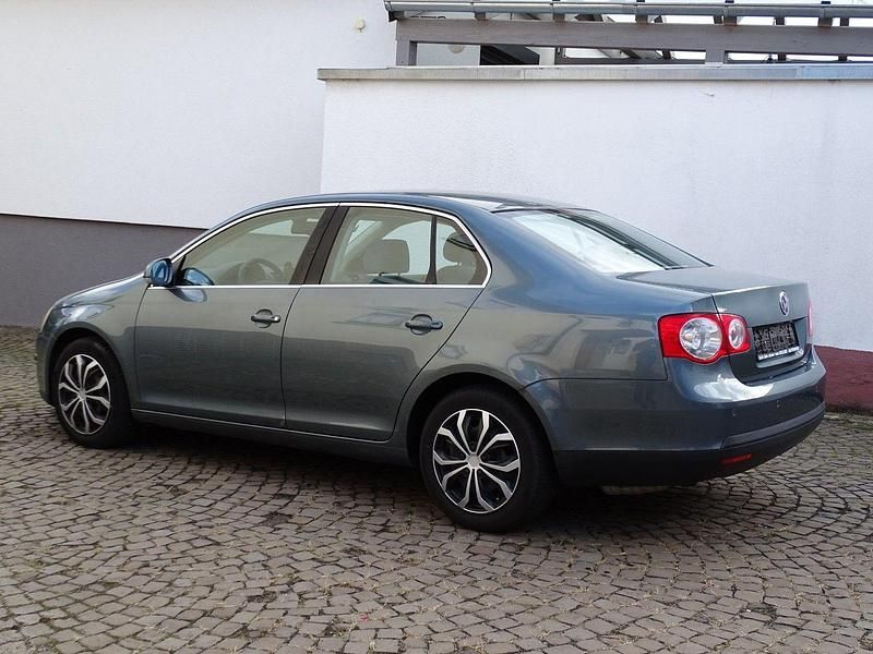 Gebraucht VW Jetta 150 PS (110 kW) 2005 Grau Limousine
