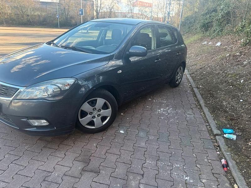 Gebraucht Kia Ceed Spirit 125 PS (91 kW) 2011 Grau Kleinwagen
